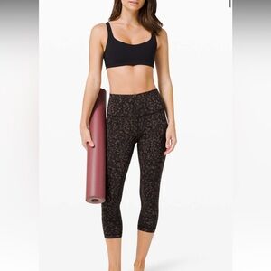Lululemon Wunder Under Crop (High-Rise) *Full-On Luxtreme 21"/ Size 4